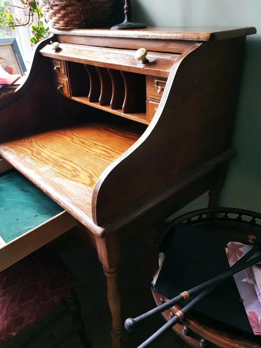 Solid wood rolltop oak bureau - Image 4