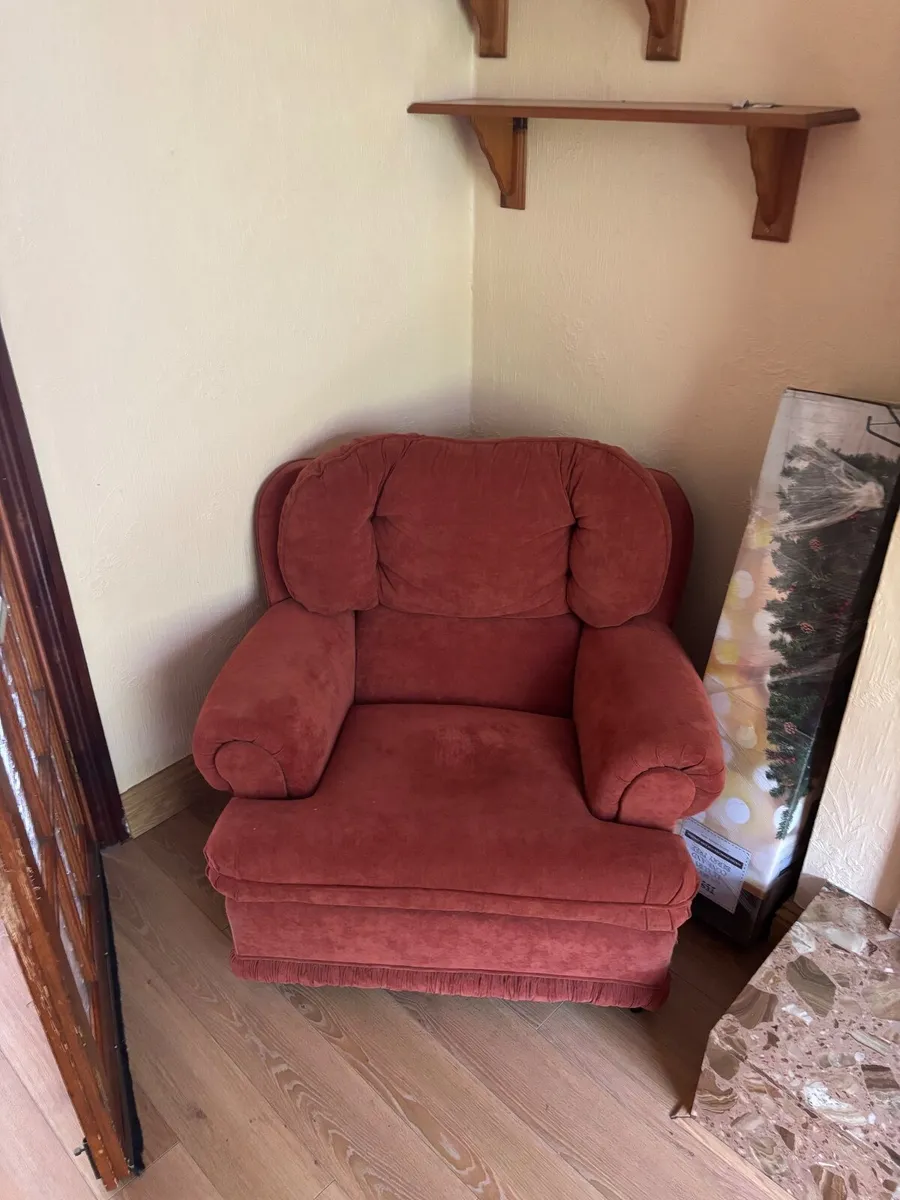 Sofa and two arm chairs - €100 or nearest offer - Image 2