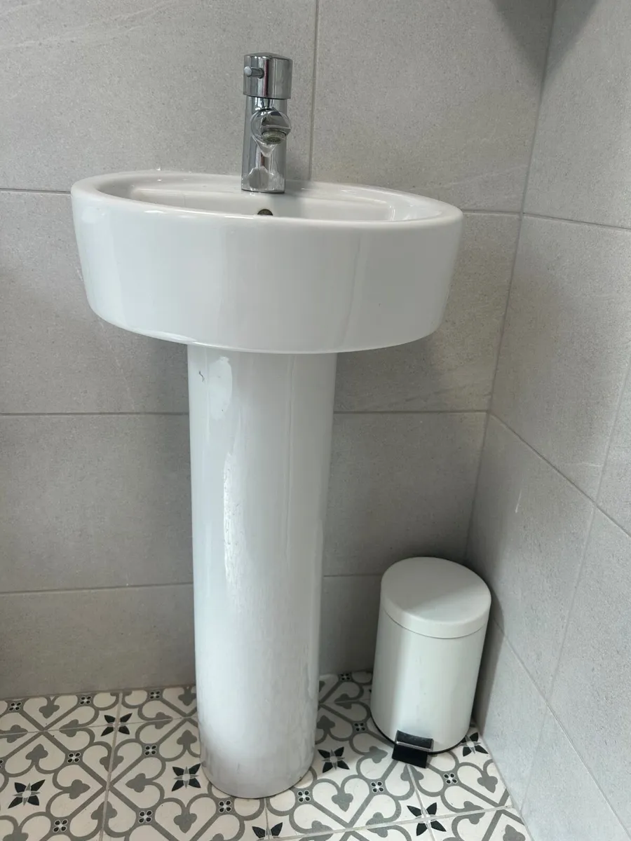 Wash hand basin & pedestal - Image 1