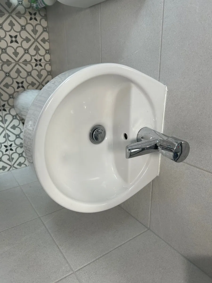 Wash hand basin & pedestal - Image 3