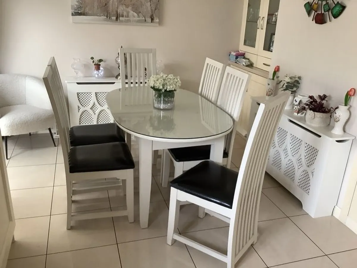 Beautiful Dining  room table with 6 chairs - Image 2