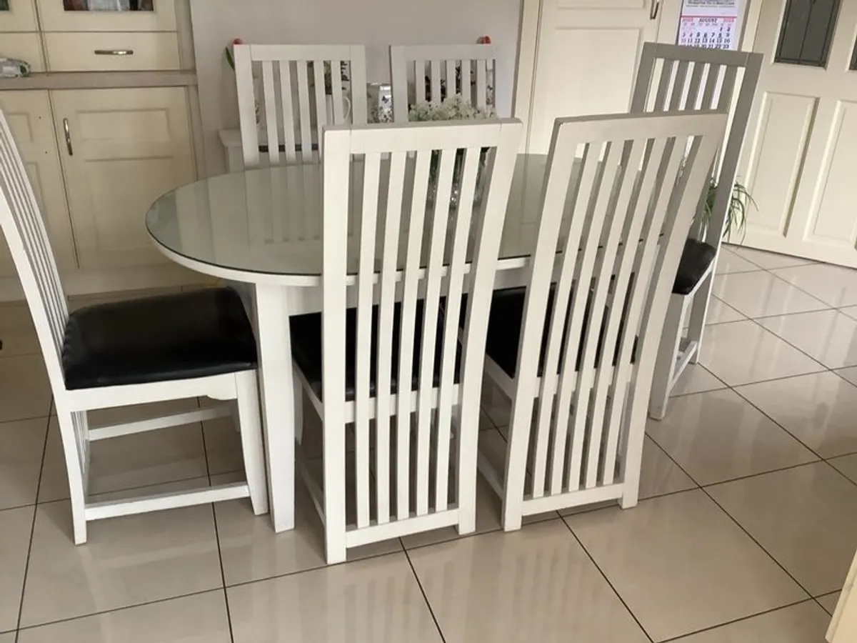 Beautiful Dining  room table with 6 chairs - Image 3
