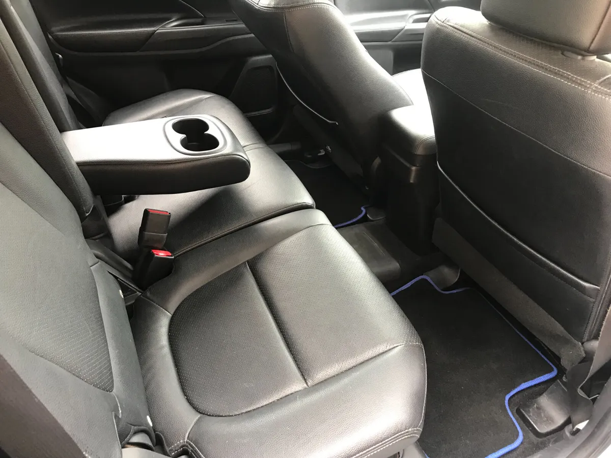 151 Mitsubishi Outlander 2.0 Petrol Plug in Hybrid - Image 3