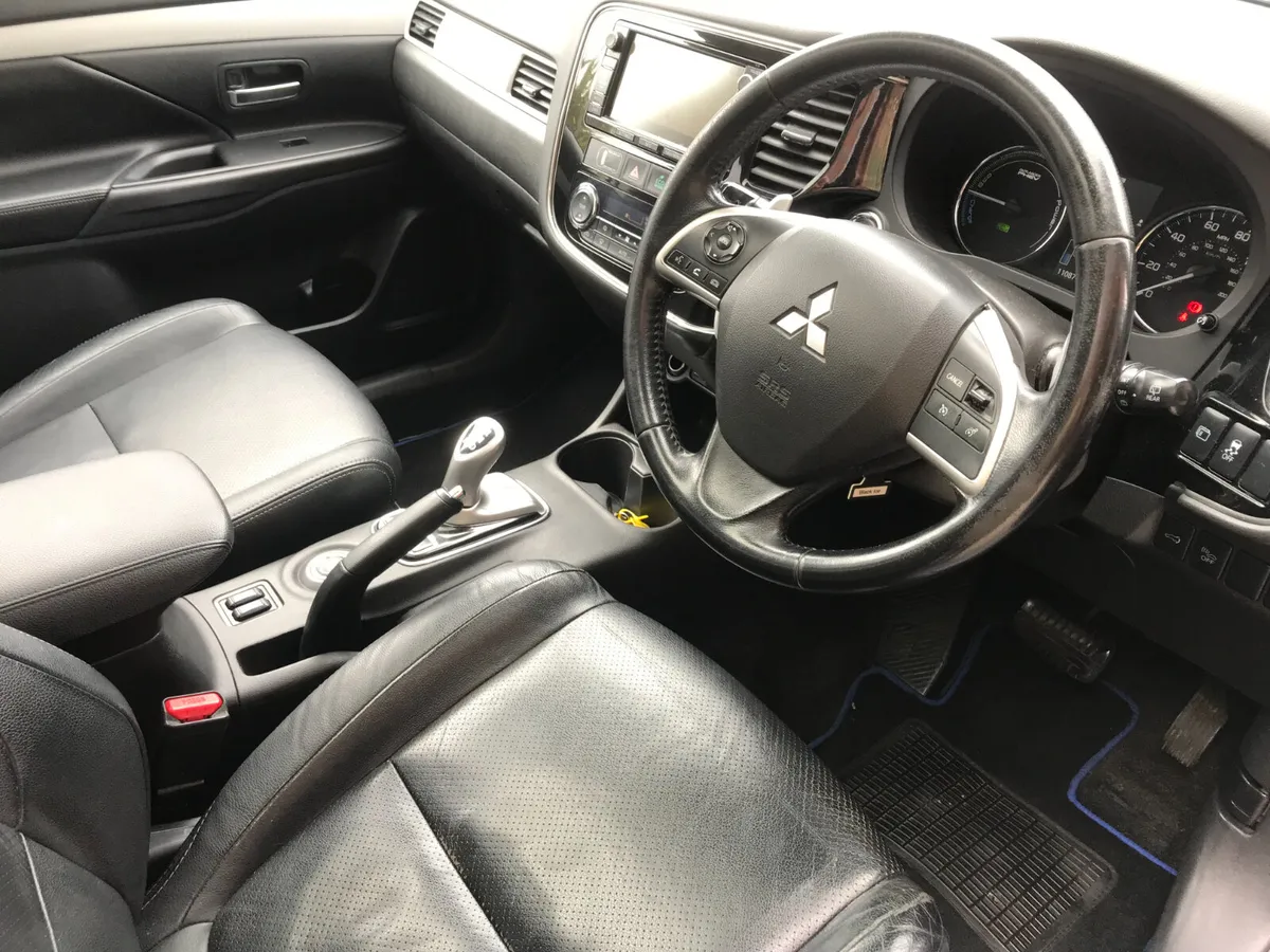 151 Mitsubishi Outlander 2.0 Petrol Plug in Hybrid - Image 2