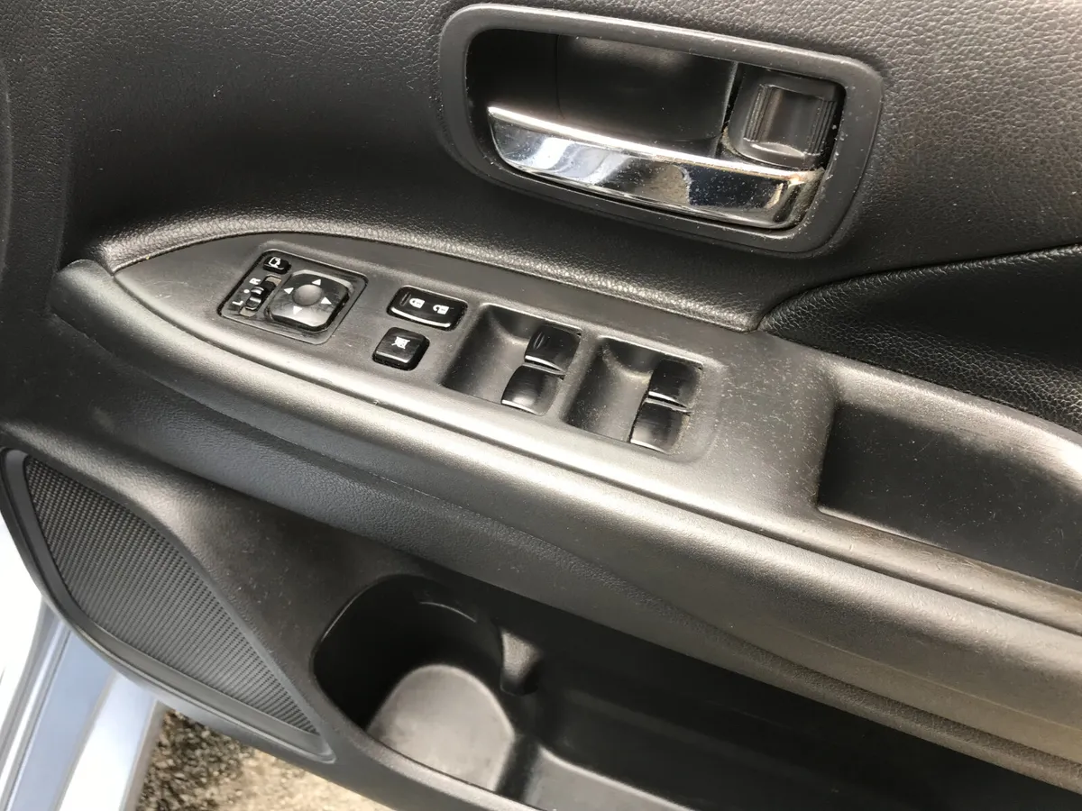 151 Mitsubishi Outlander 2.0 Petrol Plug in Hybrid - Image 4