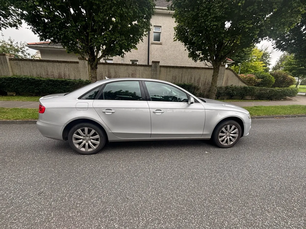 Audi A4 2.0L 2010 - Image 2
