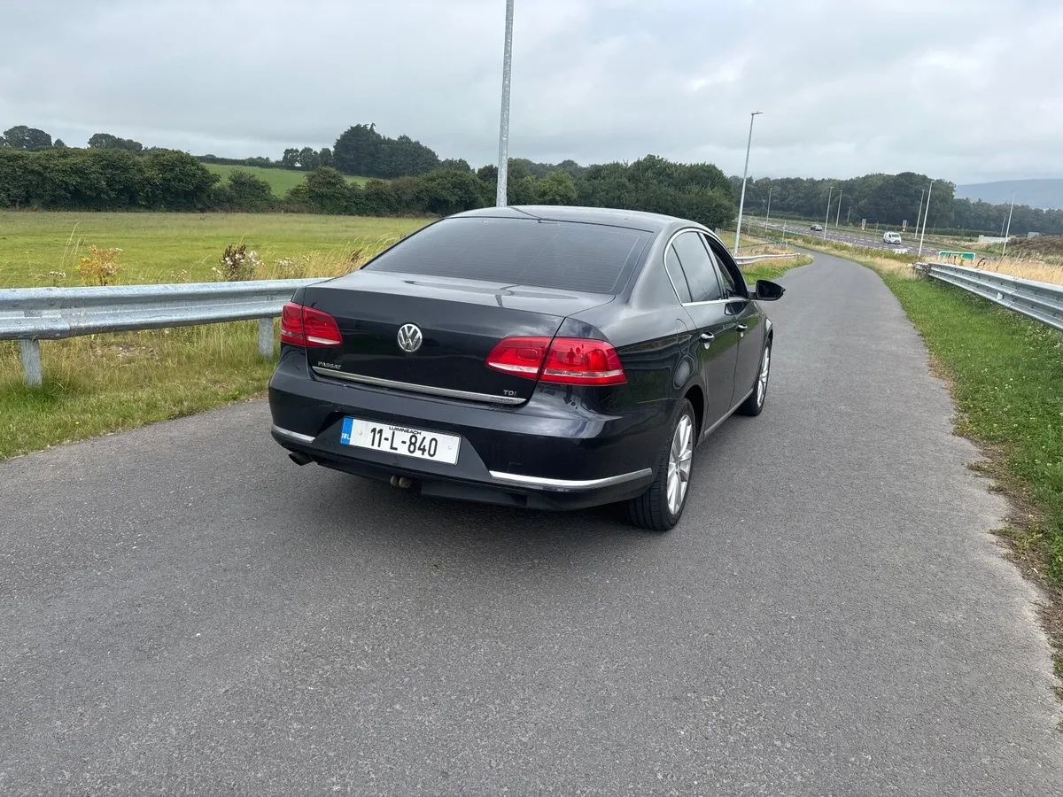 Volkswagen Passat 2011 - Image 2