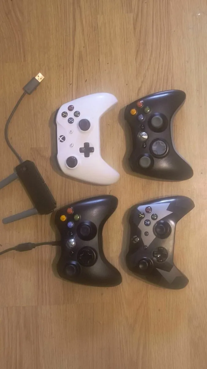 Lot 4 Microsoft Xbox 360 White Wireless Controller - Image 1