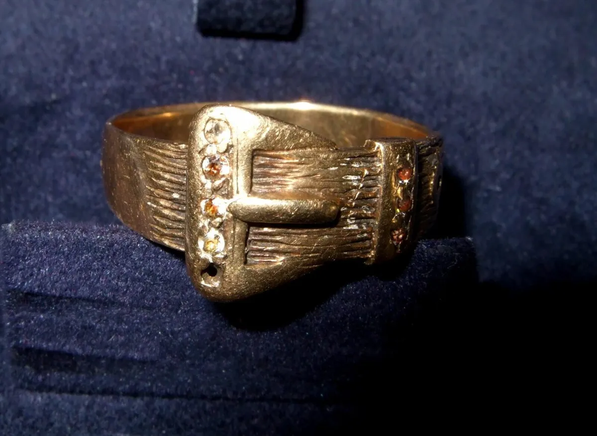 Vintage 9ct Gold/Diamond Buckle Ring - Image 2