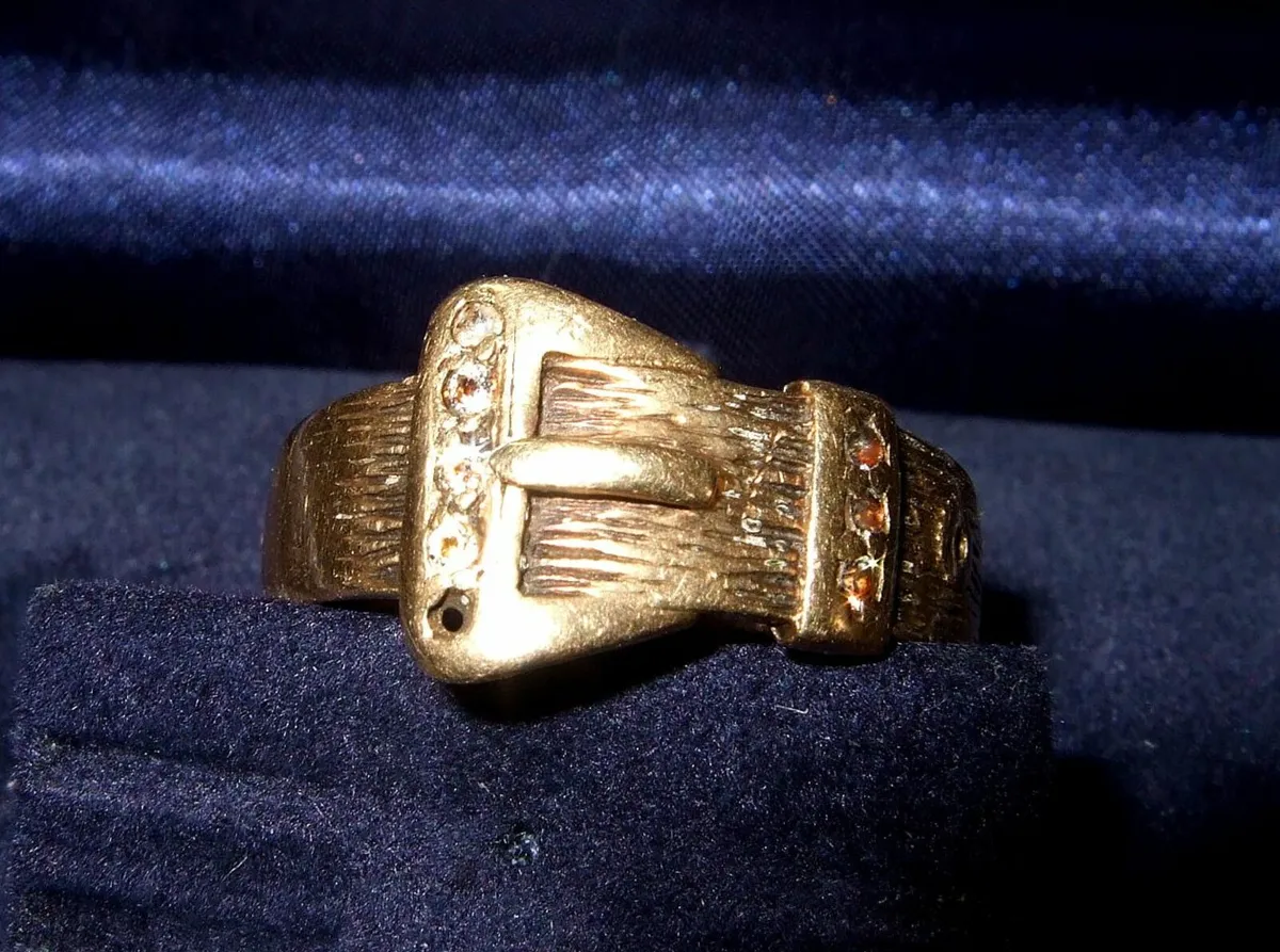 Vintage 9ct Gold/Diamond Buckle Ring - Image 4