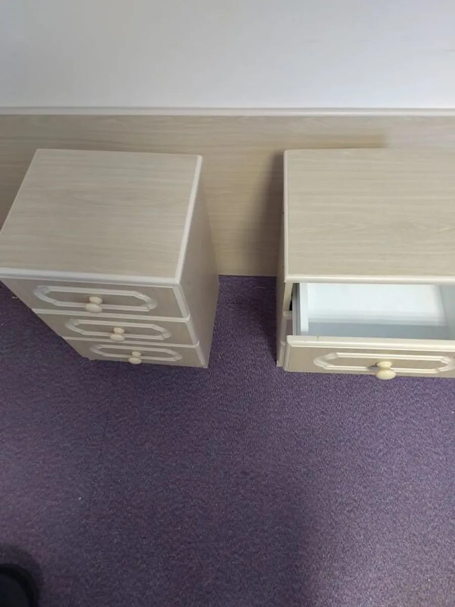 Headboard and 2 lockers - Image 1