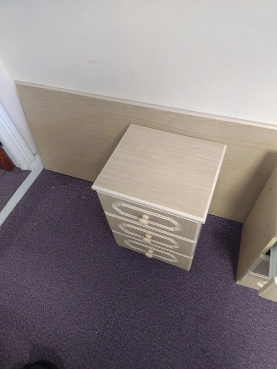 Headboard and 2 lockers - Image 2