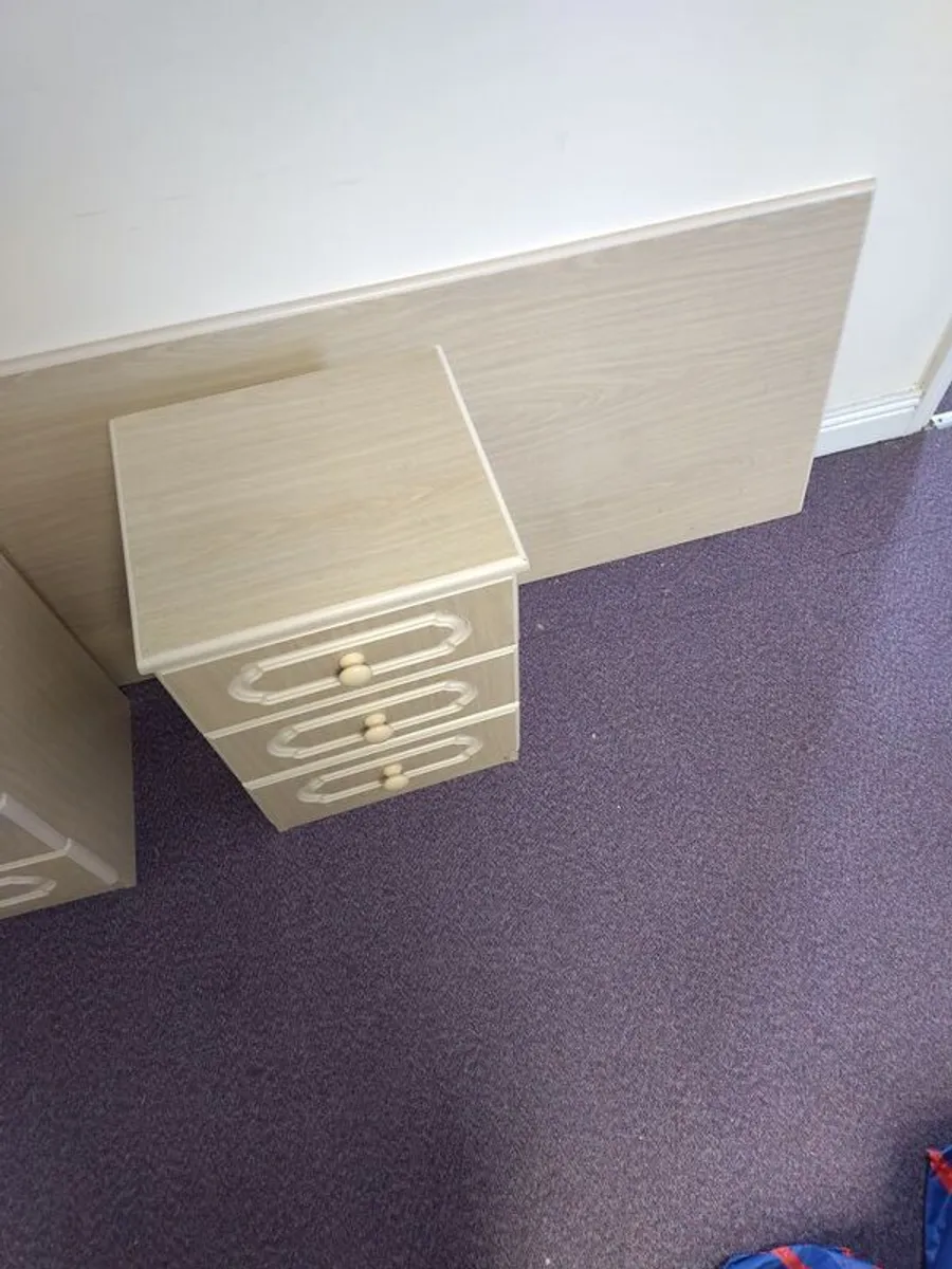 Headboard and 2 lockers - Image 3