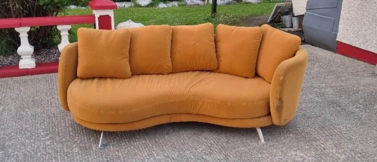 Kidney bean couch - Image 1