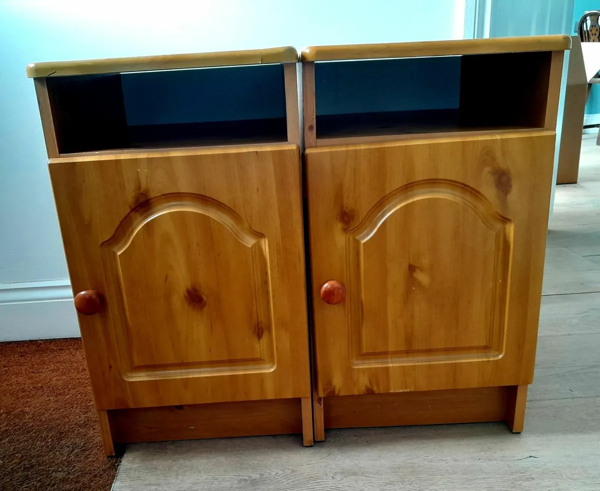 Two bedside lockers