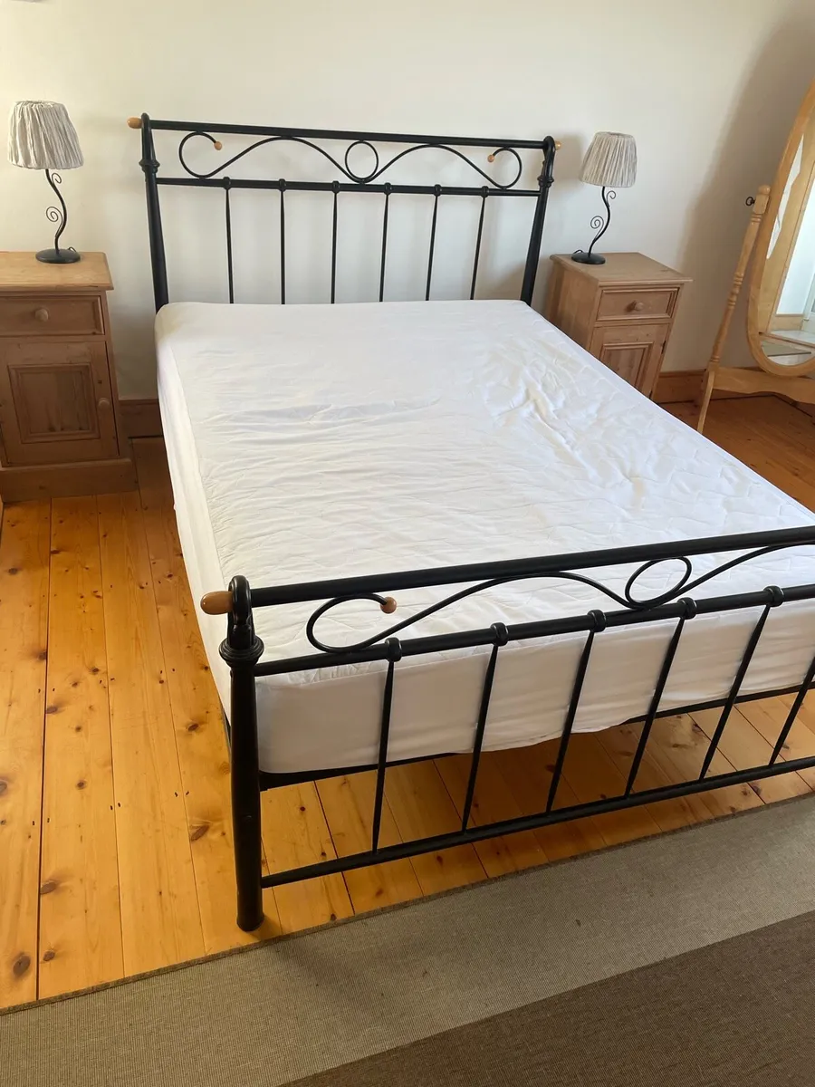 Bed frame with mattress - Image 2