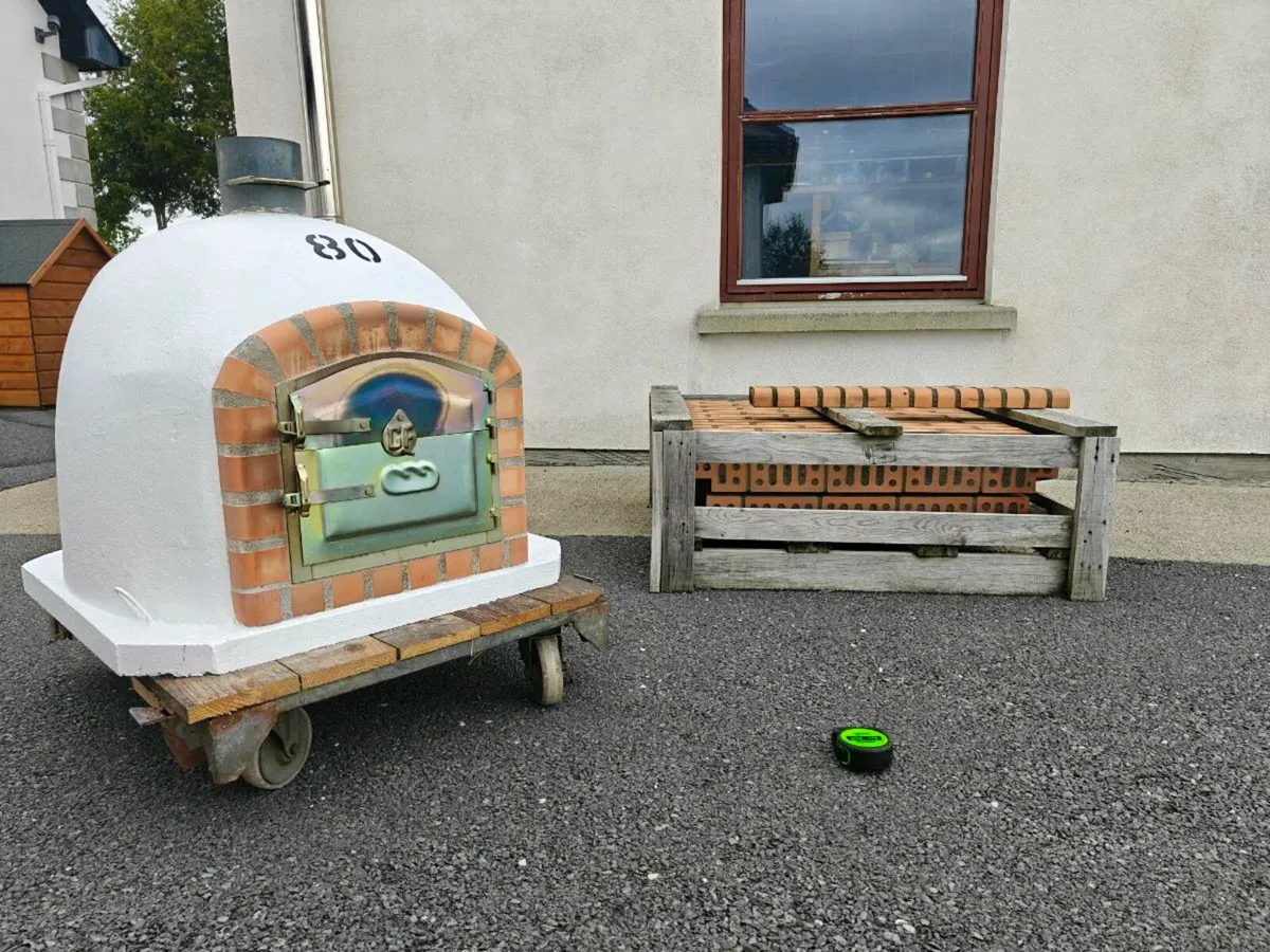 Small Traditional Outdoor Pizza Oven - Image 1