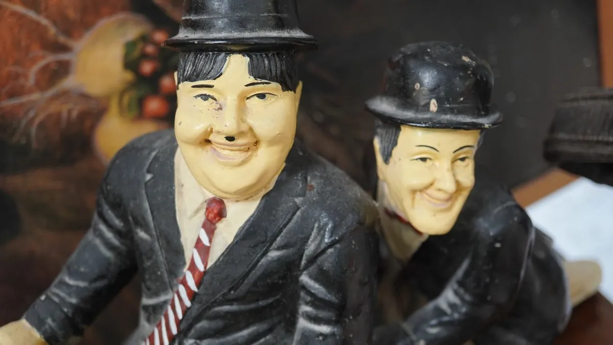 🛵 Laurel & Hardy Motorcycle Figurine - Image 3