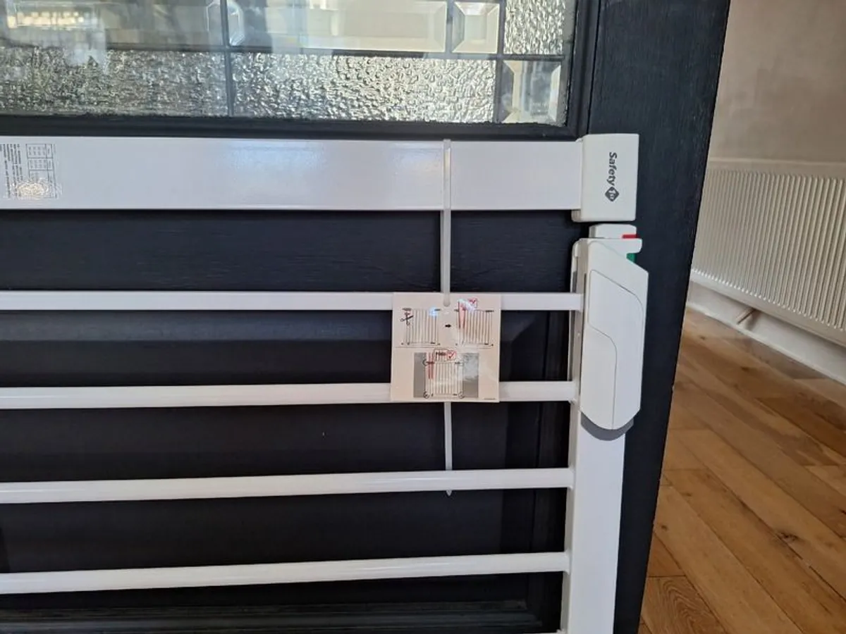 Child Safety 1st stair gate - Image 4
