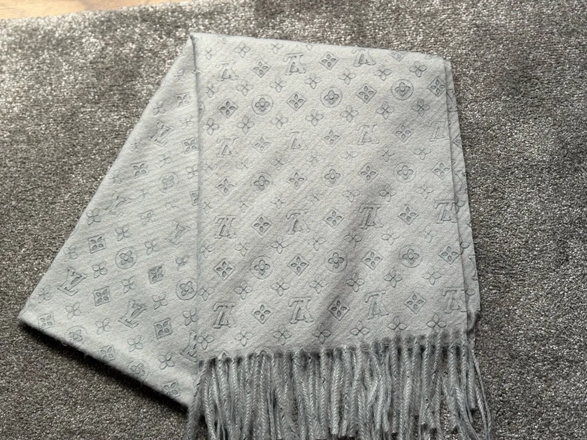 🧣 Louis Vuitton Monogram Shine Scarf - Image 1