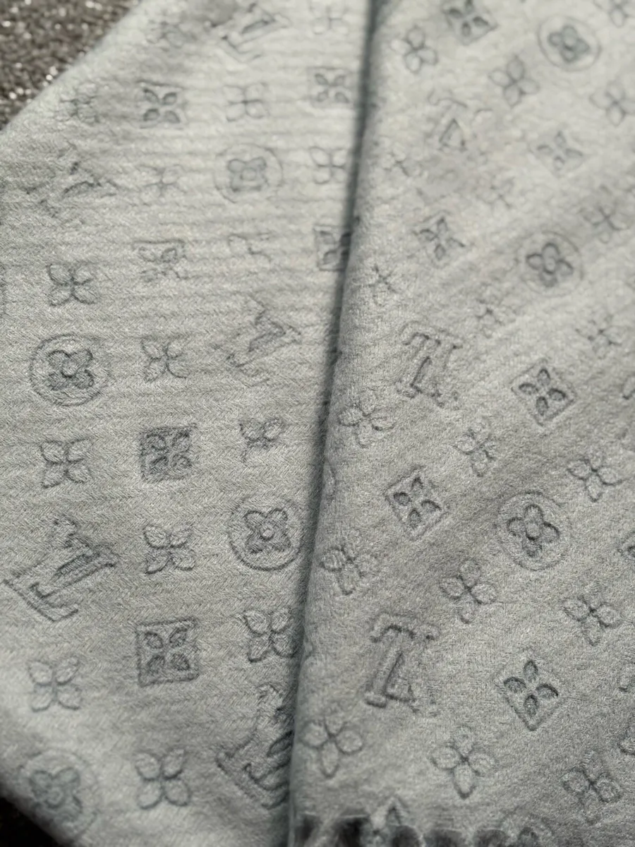 🧣 Louis Vuitton Monogram Shine Scarf - Image 2
