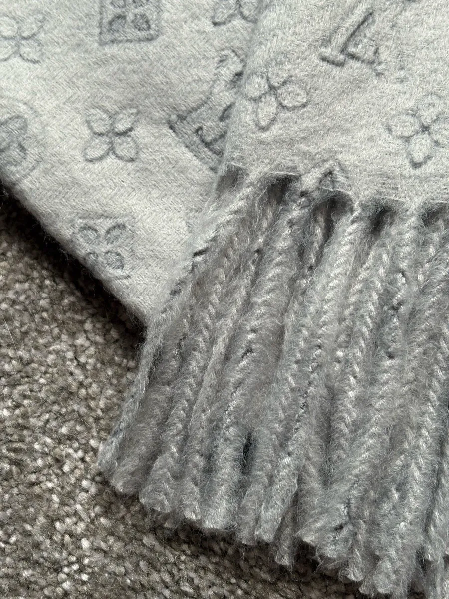 🧣 Louis Vuitton Monogram Shine Scarf - Image 4