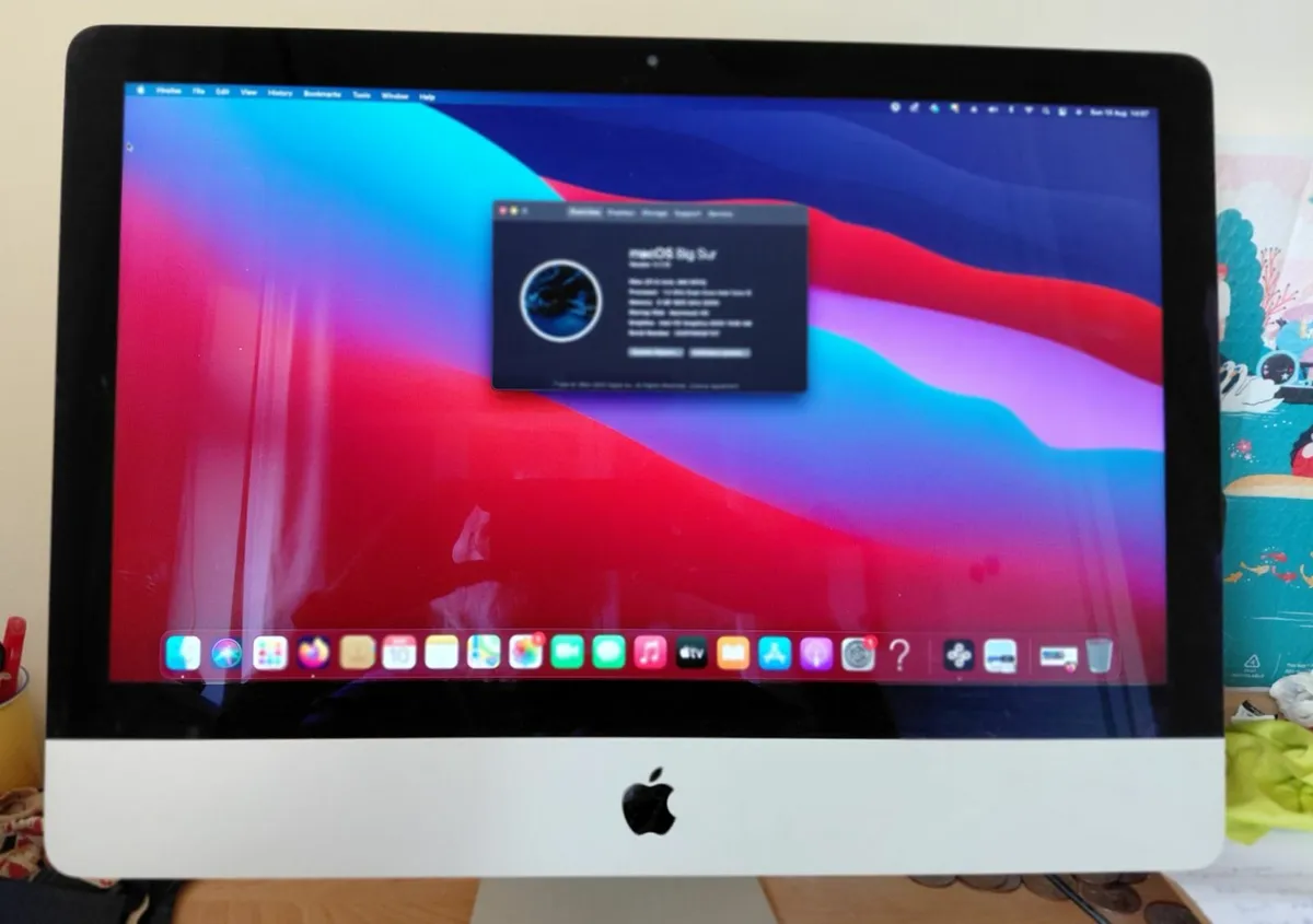 iMac desktop.  21.5 inch. With keyboard and mouse. - Image 1