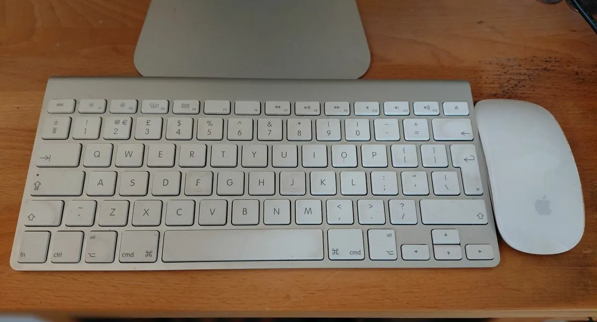 iMac desktop.  21.5 inch. With keyboard and mouse. - Image 2