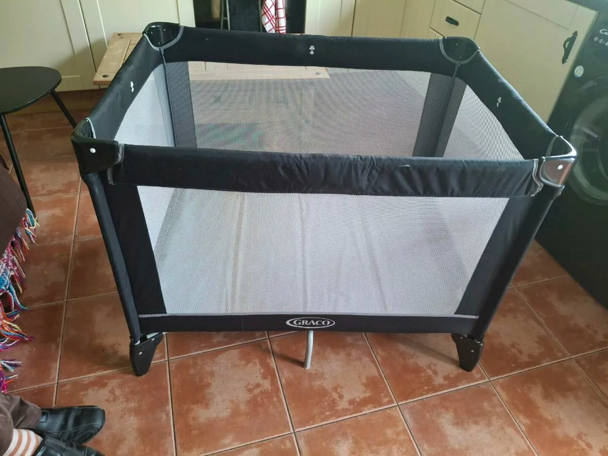 Travel cot - Image 1