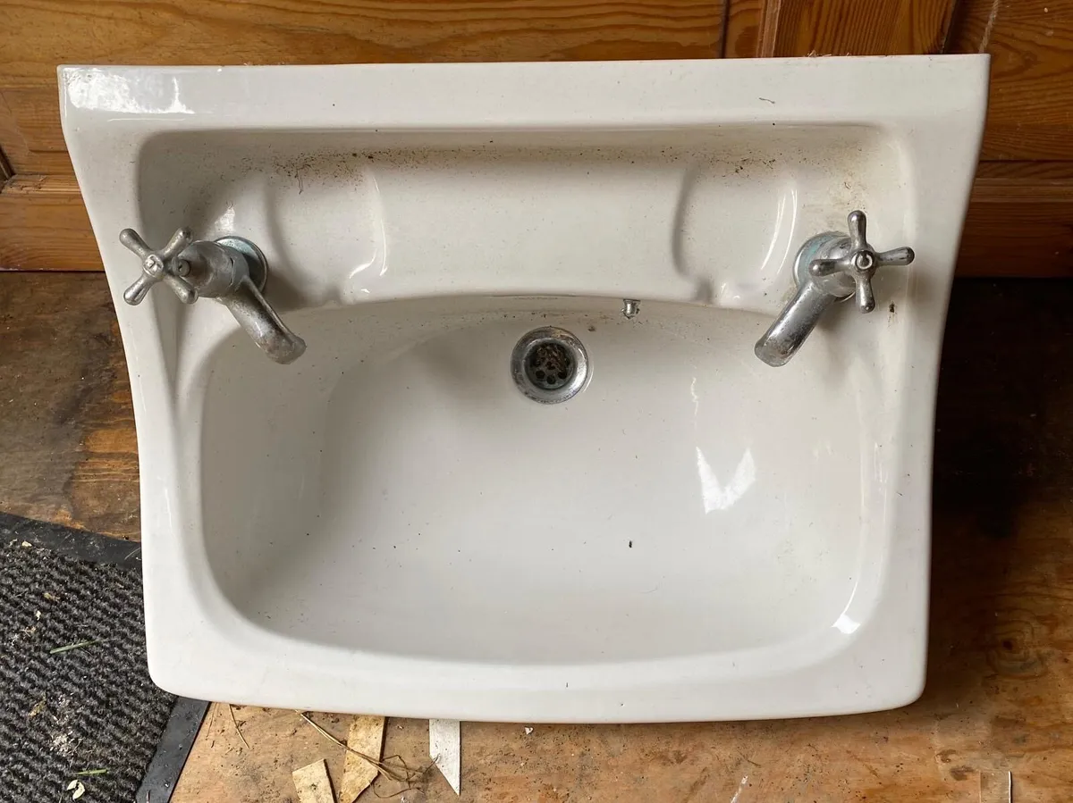 Vintage white ceramic sink and taps - Image 1