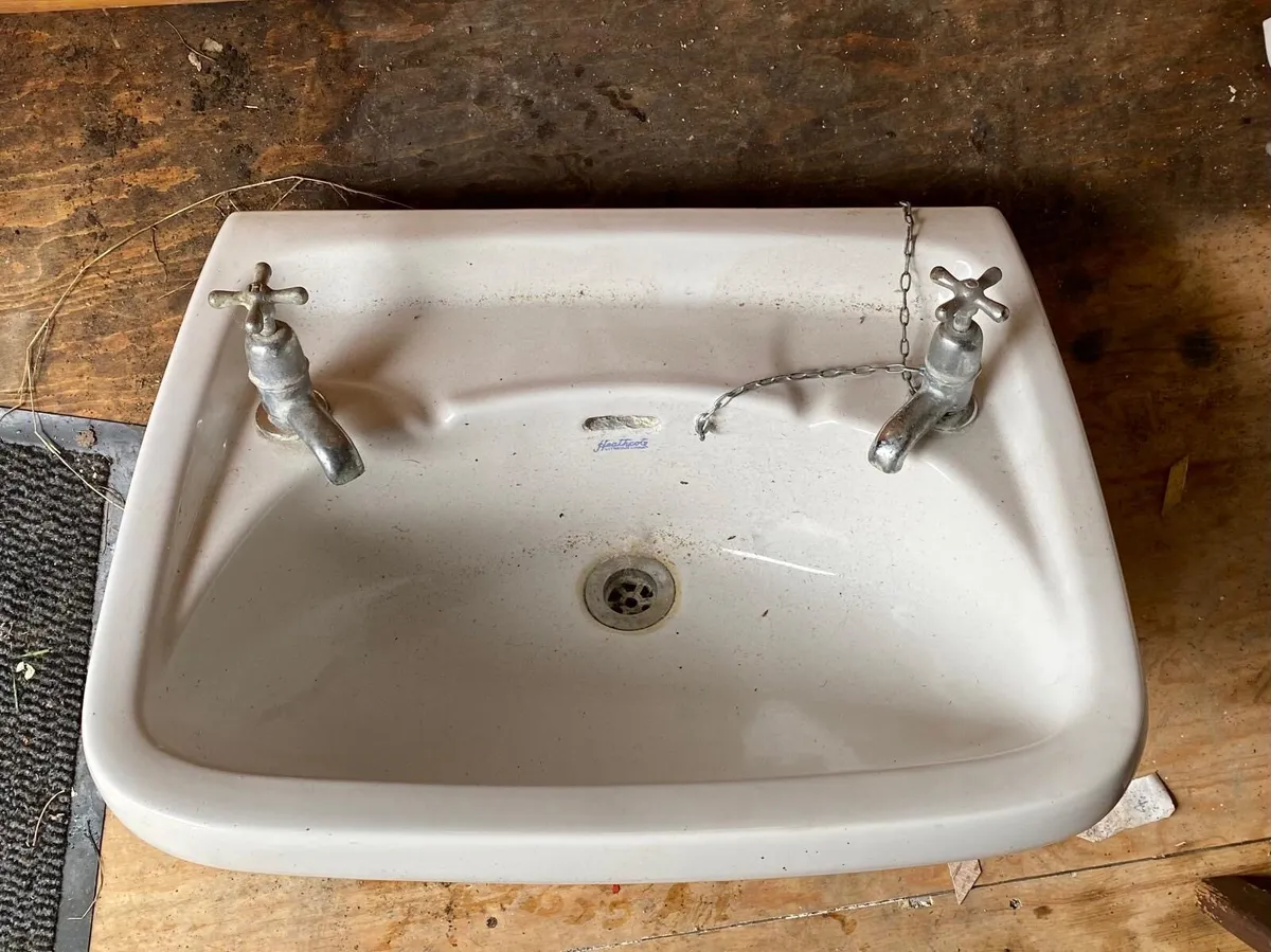 Vintage white ceramic sink and taps - Image 2