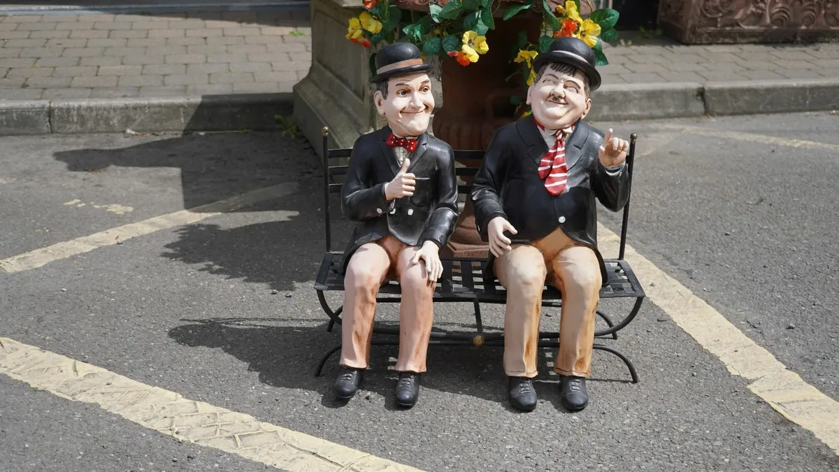 🎭 Laurel & Hardy Bench Figurine Set - Image 1