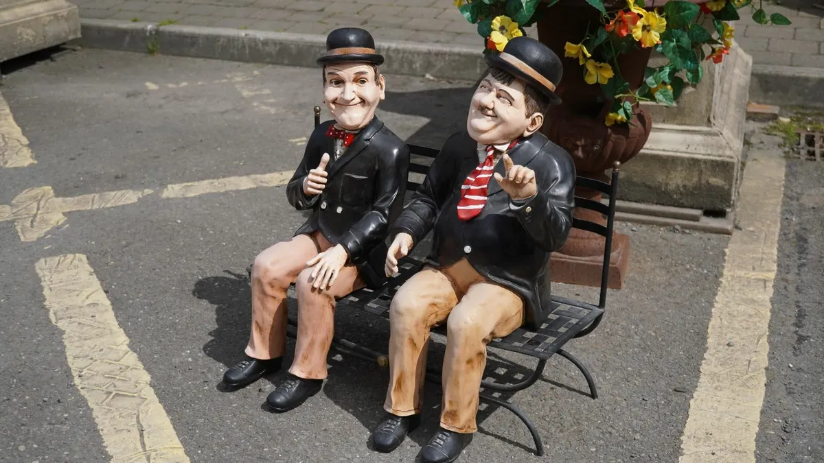 🎭 Laurel & Hardy Bench Figurine Set - Image 2