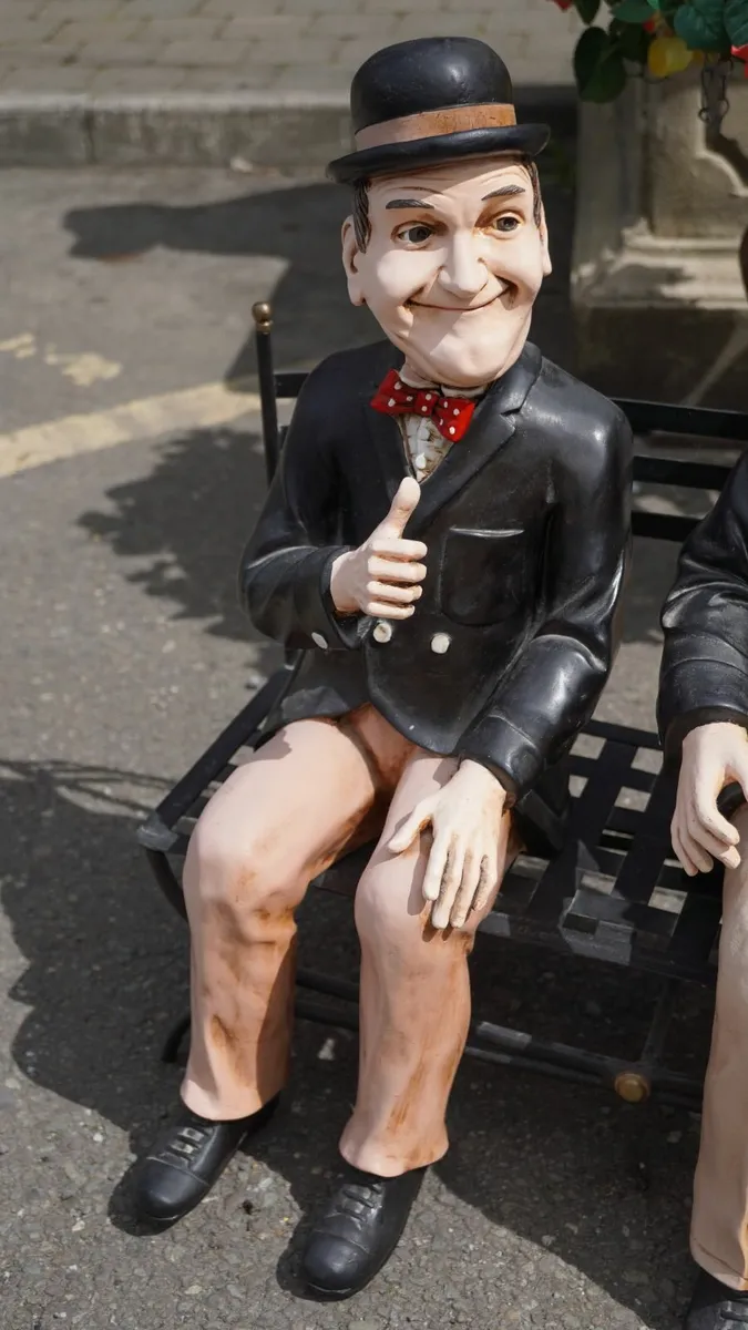 🎭 Laurel & Hardy Bench Figurine Set - Image 3