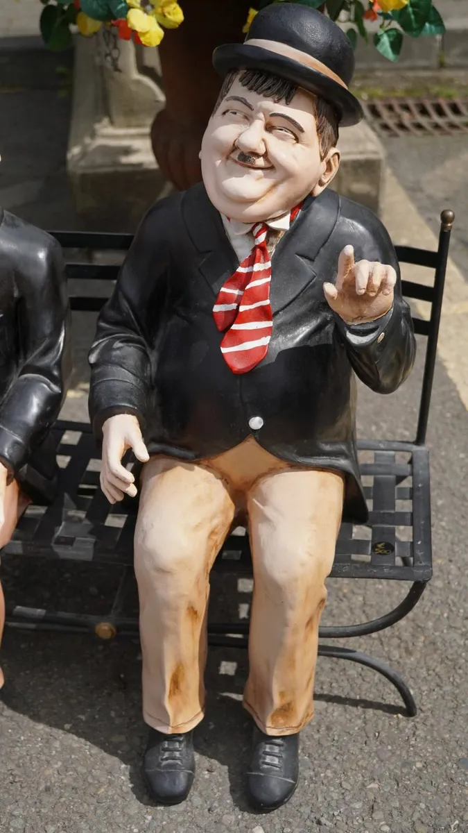 🎭 Laurel & Hardy Bench Figurine Set - Image 4