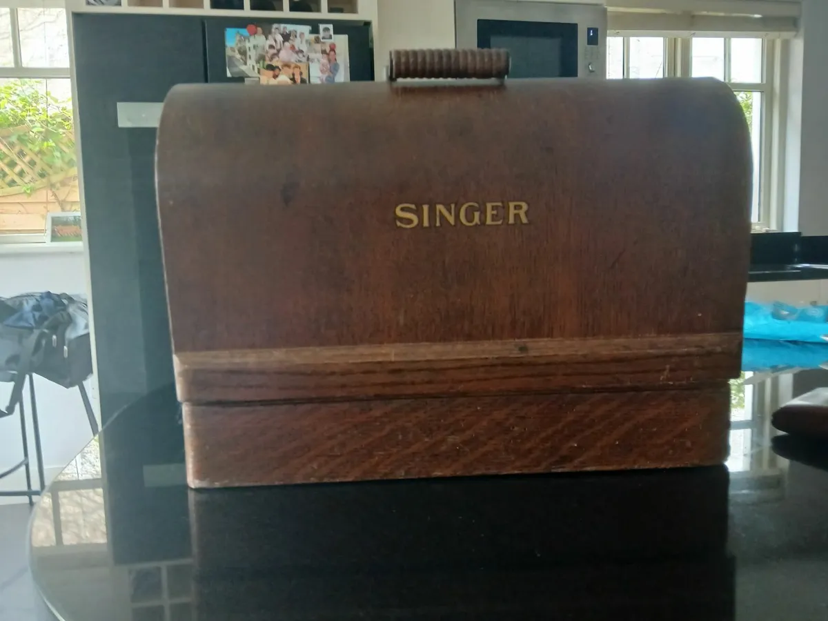 Singer Sewing Machine - Image 2