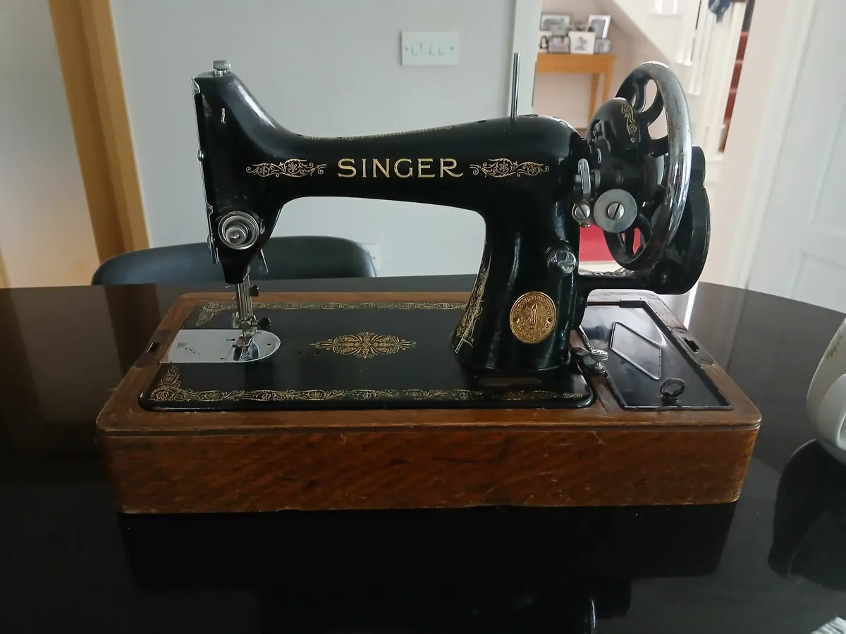 Singer Sewing Machine - Image 3