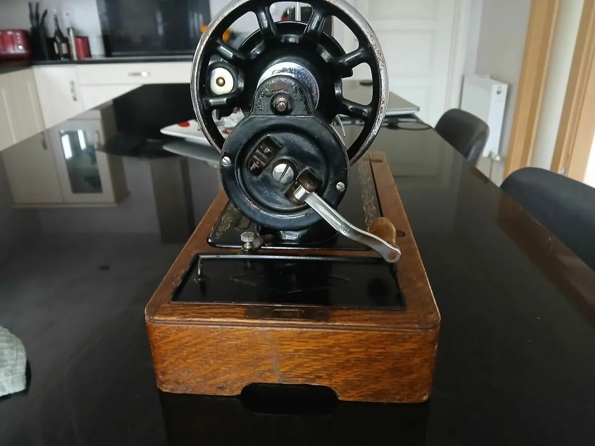 Singer Sewing Machine - Image 4