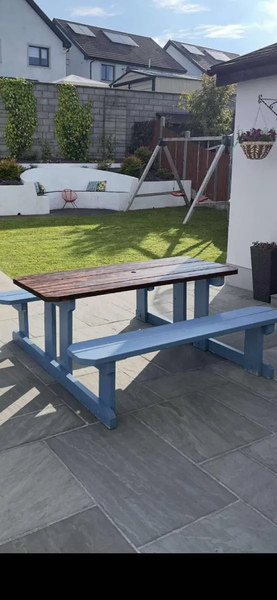 Picnic table