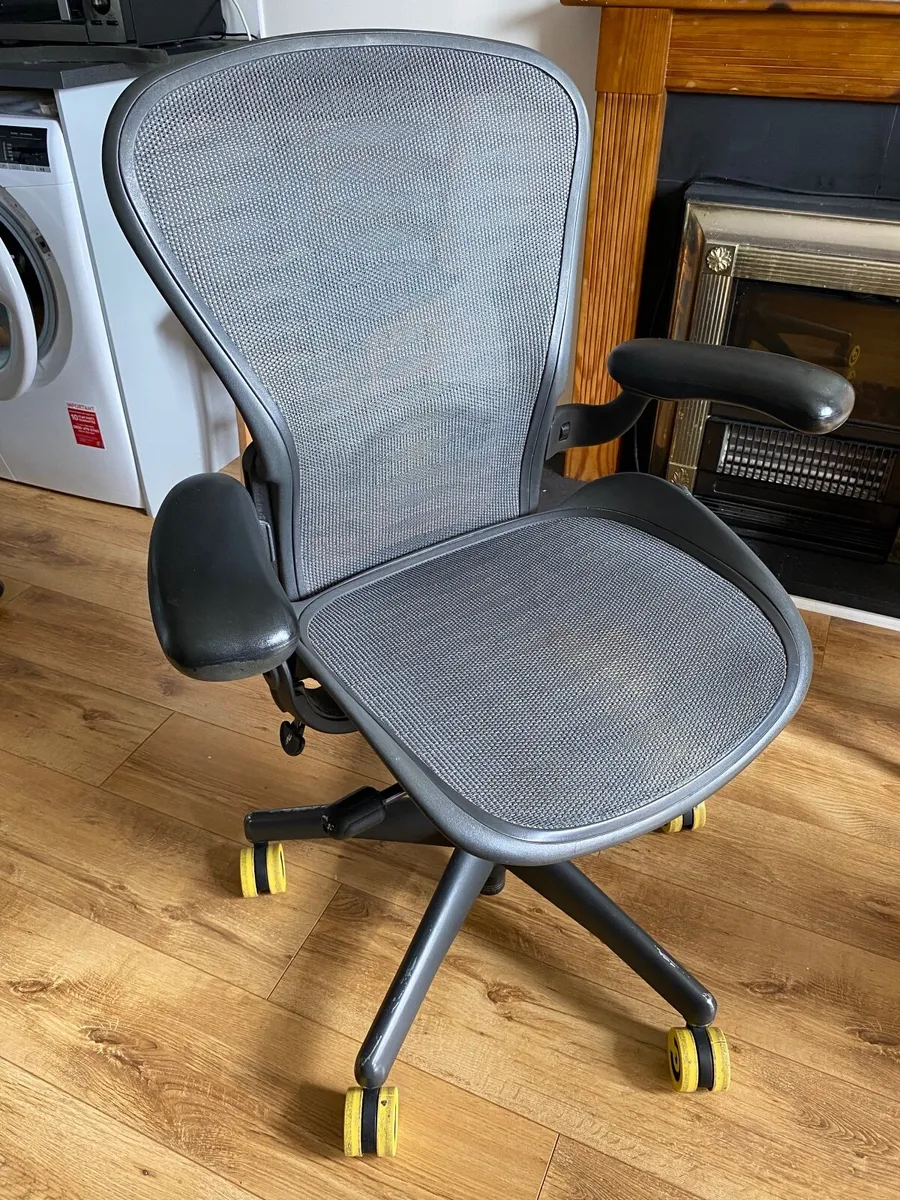 Herman Miller Aeron Ergonomic Mesh Office Chair - Image 1