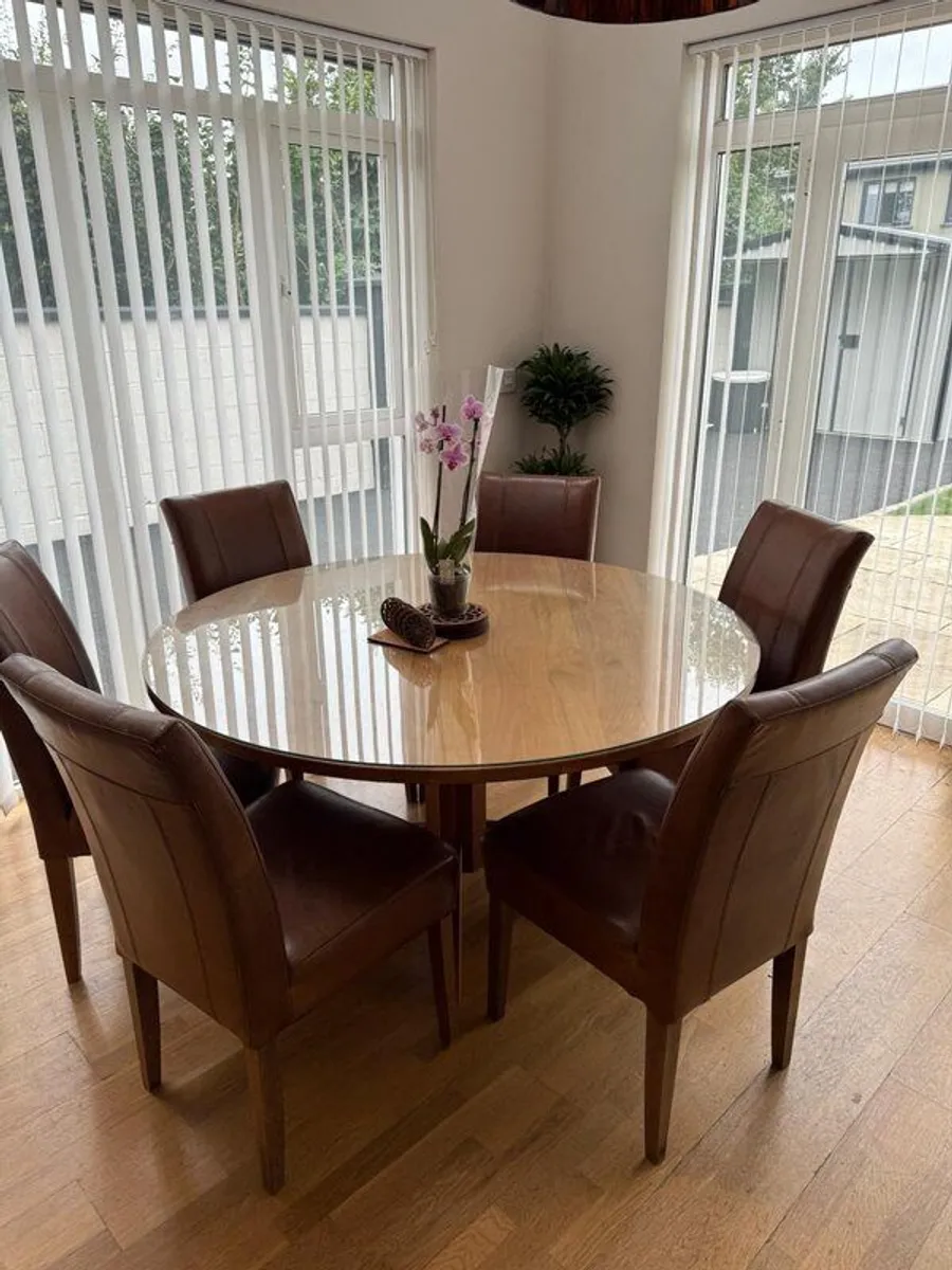 Table and 6 chairs - Image 1