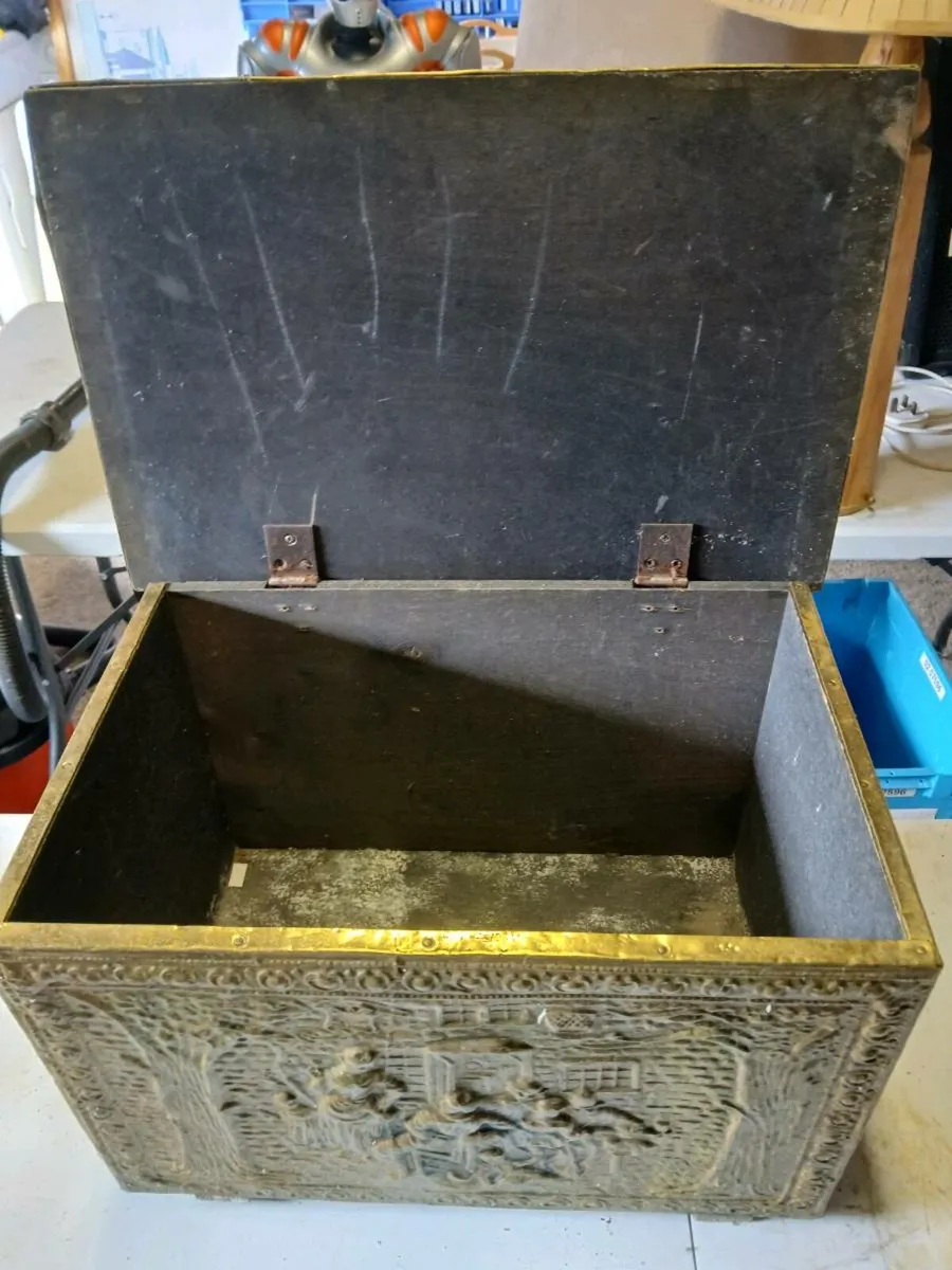 Fire bank/surround, brass accessories - Image 3