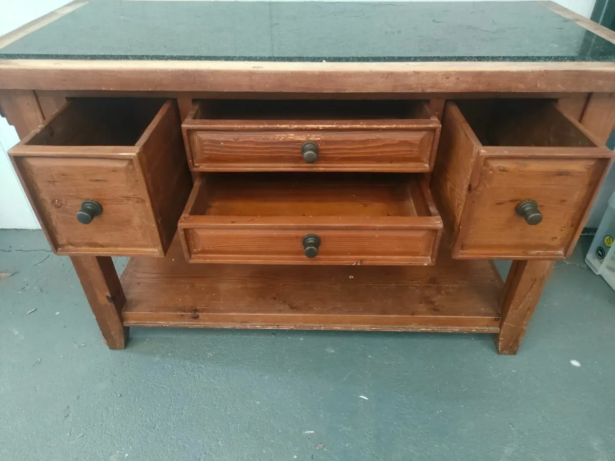 Kitchen island - Image 1
