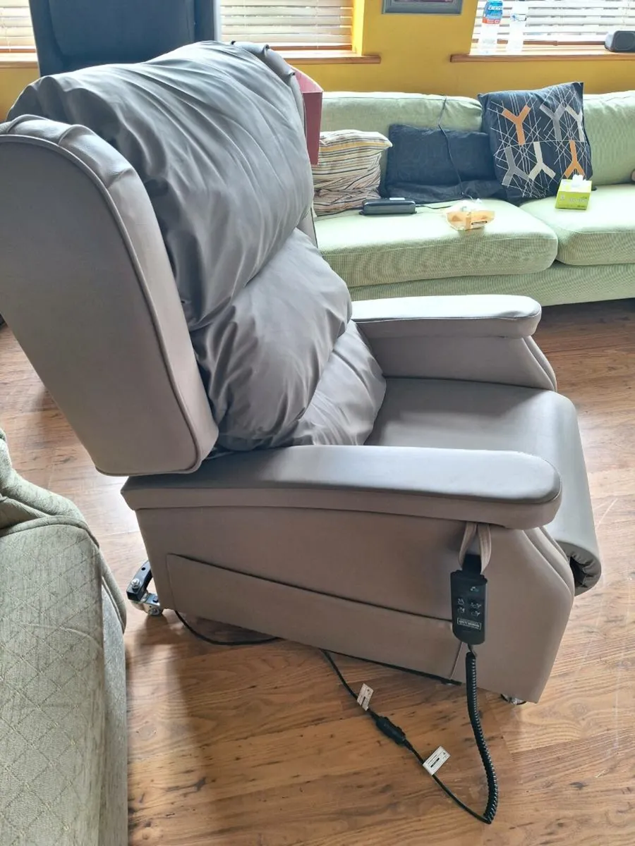 Electric riser recliner armchair - Image 2