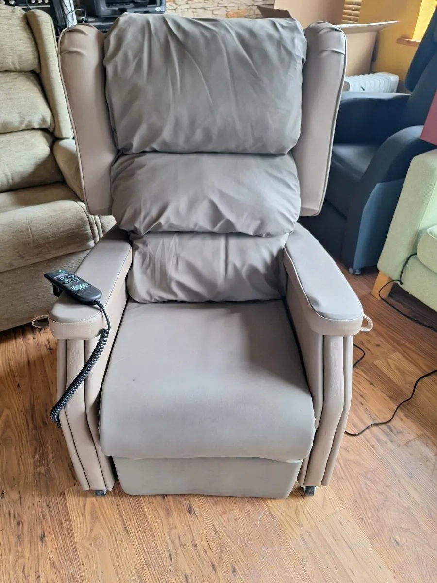 Electric riser recliner armchair - Image 3