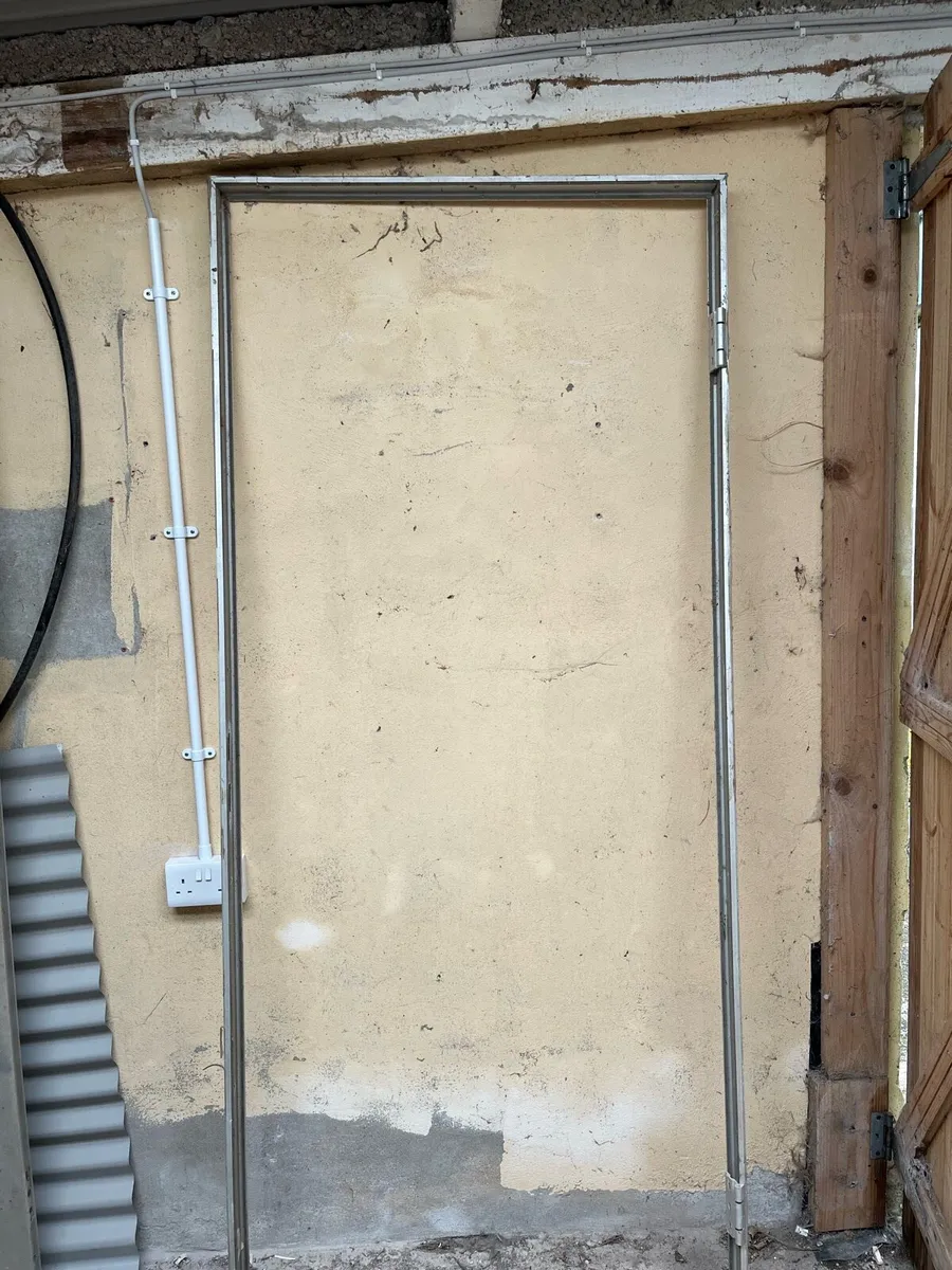 Aluminium door and frame - Image 3
