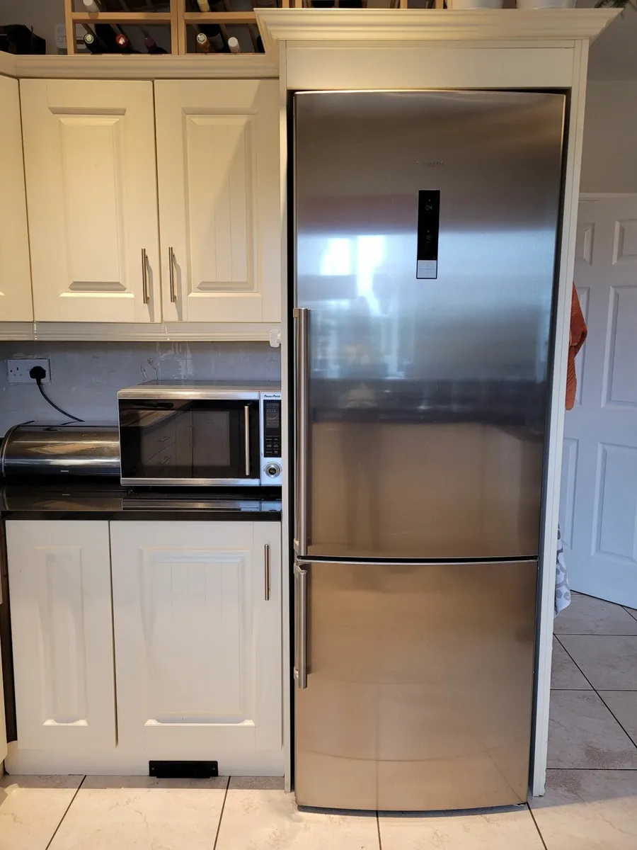 Ivory kitchen w. black granite worktop - Image 2