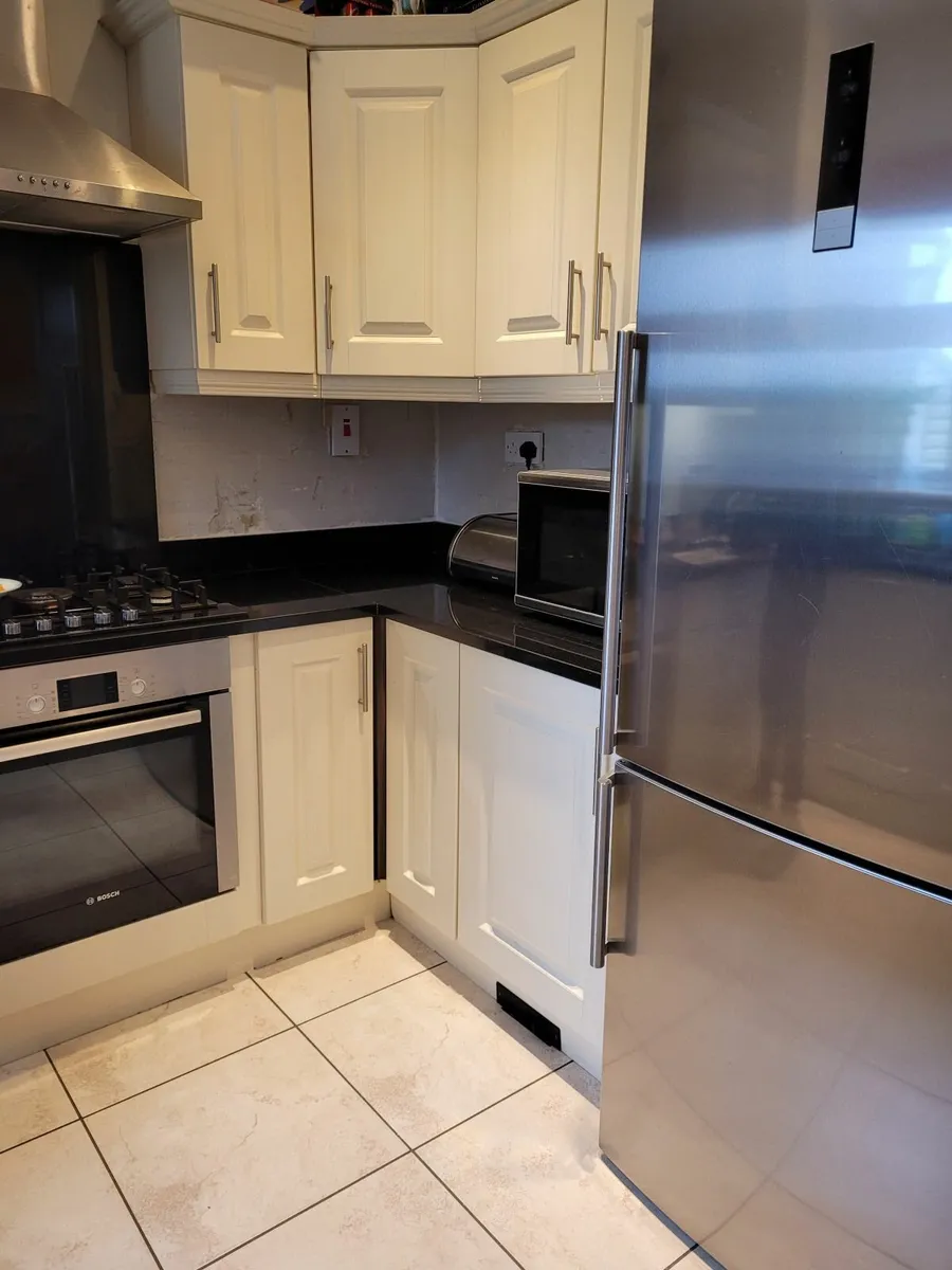 Ivory kitchen w. black granite worktop - Image 3