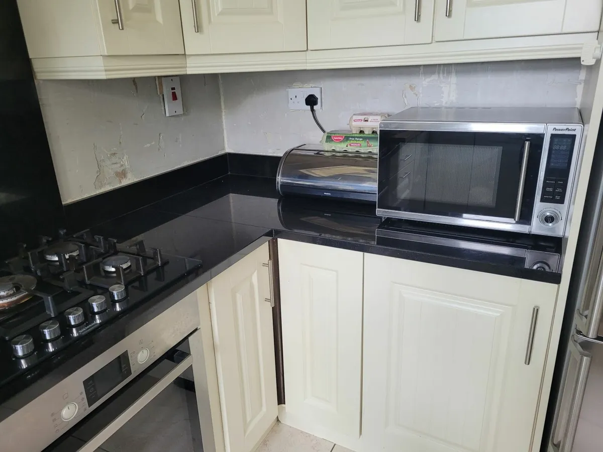 Ivory kitchen w. black granite worktop - Image 4