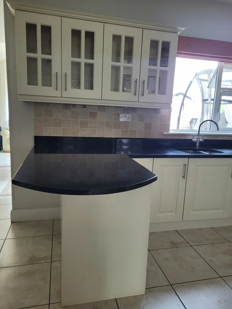 Ivory kitchen w. black granite worktop - Image 1